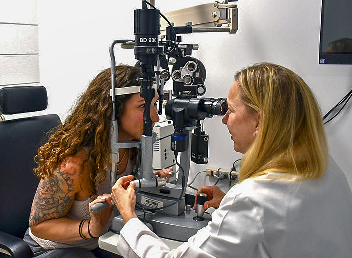 Instructor Brittany Rodriguez leads SCC’s inaugural Certified Ophthalmic Assistant class.